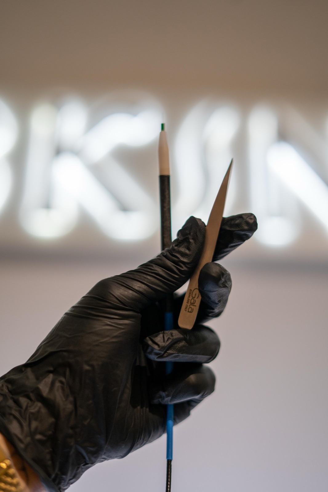 Gros plan d'un geste d'électrolyse à la pince chez SkinUp
