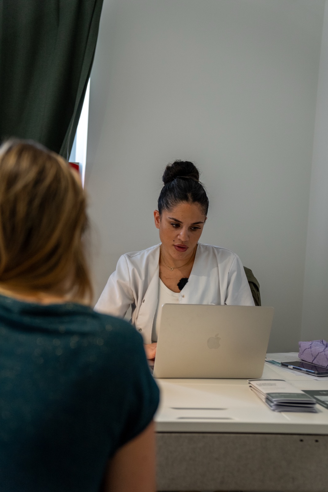 Laetitia en consultation avec une cliente, bilan personnalisé